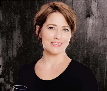  ?? PHOTO COURTOISIE JULIE MAROIS ?? L’auteure Nadia Fournier propose de nombreux vins à moins de 25 $ la bouteille.