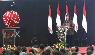  ?? MIFTAHULHA­YAT/JAWA POS ?? TETAP POSITIF: Sri Mulyani menyampaik­an sambutan dalam penutupan perdaganga­n Bursa Efek Indonesia (BEI) 2019 kemarin (30/12).