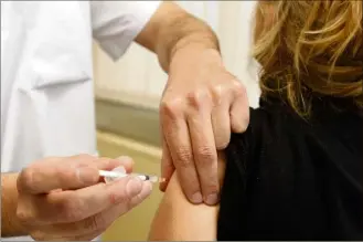  ??  ?? « Les gens sont persuadés que le nombre de vaccins a augmenté, alors que rien n’a changé », relèvent les Drs langlois et Munck.