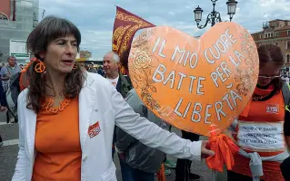  ??  ?? La protesta I no-vax sono arrivati da tutto il Veneto con magliette e palloncini arancioni e hanno ascoltato il comizio dei leader del movimento dal piazzale della stazione ferroviari­a e dalla chiesa di San Simeon Piccolo Foto Vision/Sabadin