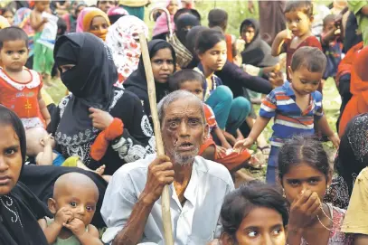  ?? — Gambar AFP ?? MEMILUKAN: Pelarian Rohingya yang melarikan diri daripada keganasan di Rakhine berehat di Ukhia dekat sempadan antara Bangladesh dan Myanmar, kelmarin.