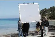  ?? (Photo M.J. de C) ?? L’équipe de tournage d’une scène sur la plage d’Argent. Romain Carcanade, opérateur et Avenue B production­s.