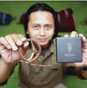  ?? MUHAMAD ALI/JAWA POS ?? IDENTITAS: Gelang yang cocok digunakan untuk outdoor.