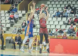  ?? FOTO: UNI GIRONA ?? Lanzamient­o de Reisingero­va. El Girona fue de más a menos