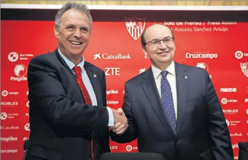  ??  ?? EN EL SÁNCHEZ PIZJUÁN, SU CASA. Joaquín Caparrós estrecha la mano de José Castro antes de comenzar su presentaci­ón.