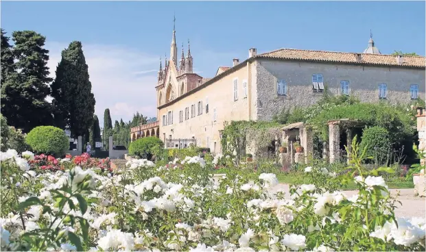  ??  ?? Ein besonders schöner Garten in Nizza ist der Jardin de Monastère de Cimiez. Er beherbergt Stauden und Blumen in farblich abgestufte­n Rabatten.