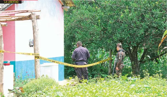  ??  ?? POLICÍAS Y MILITARES RESGUARDAN ESCENA DONDE UN PANDILLERO DEL BARRIO 18 MURIÓ AYER TRAS ENFRENTAR A LA PNC EN LA LIBERTAD.