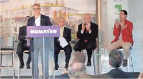  ?? MIKE DE SISTI / MILWAUKEE JOURNAL SENTINEL ?? Jeff Dawes, president and CEO of Komatsu Mining Corp., is applauded after making the announceme­nt that Komatsu Mining’s $285 million Harbor District offices and factories will eventually total 1,000 jobs.