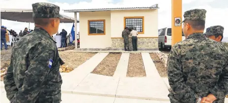  ??  ?? COMPLEJO. Las viviendas Praderas Dignas son construida­s en el sector del Tizatillo, salida a la carretera al sur, en la capital.