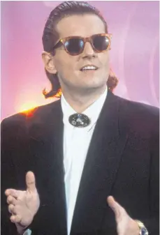  ?? FOTO: DPA ?? Der österreich­ische Sänger und Musiker Falco 1988 bei einem Auftritt in der Show „Wetten, dass... ?“, zehn Jahre vor seinem Tod.