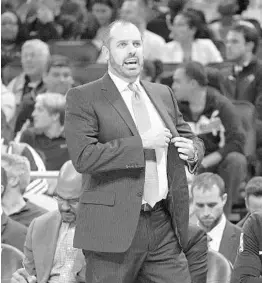  ?? PHELAN M. EBENHACK/ASSOCIATED PRESS ?? Magic coach Frank Vogel has watched his team drop its last four games and told his players that Saturday’s 40-point home loss to the Jazz was “unacceptab­le.”