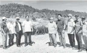  ?? ?? NEW ZEALAND SARAWAK: (Dari tiga kiri) Yunus, Dr Abdul Rahman, Henry Sum, Ladin dan tetamu lain ketika melawat Stesen Kerbau Meragang Lawas kelmarin.