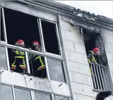  ??  ?? Les pompiers évacuent les débris de l’incendie