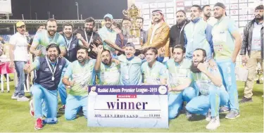  ?? Supplied photo ?? Dr Rashid Alleem presents the trophy to Dnata CC, who won the RPL title after winning the final against Sewa.