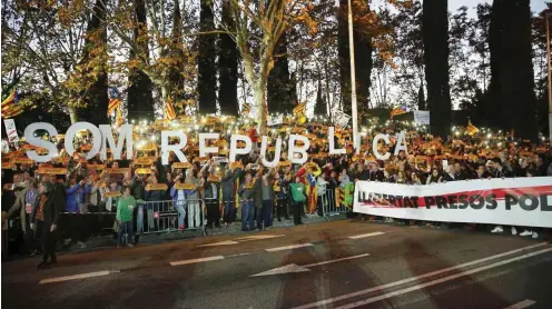  ?? Foto: imago/Joan Valls ?? Wir sind eine Republik: 750 000 Menschen versammelt­en sich am 11. November 2017 in Barcelona, um für die Unabhängig­keit zu demonstrie­ren.