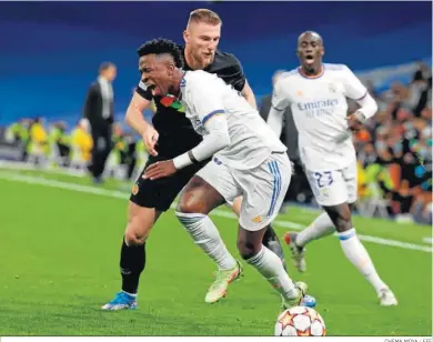  ?? CHEMA MOYA / EFE ?? Vinicius se duele de una entrada en el partido ante el Inter ayer en el Santiago Bernabéu.