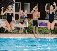  ?? Foto: Gaschler ?? Sie springen vor Freude über ihre Medaillen bei den schwäbisch­en Meistersch­aften ins Wasser, die Schwimmer des TSV Schwabmünc­hen (von links): Stefanie Weißen bach, Hannah Söllner, Julian Hühsam und Zoe Gaschler.