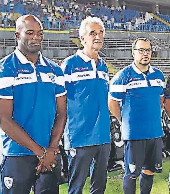  ??  ?? ENTRENADOR. David Suazo con su cuerpo técnico antes del juego contra Perugia.