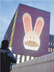  ?? FOTO: KAY NIETFELD/DPA ?? Ganz schön gefährlich: Das weiße Kaninchen, hier auf der Fassade der Zentrale des Bundesnach­richtendie­nstes in Berlin, zeigt auch mal seine Haifischzä­hne. Es symbolisie­rt die Kampagne, mit der der BND Hacker anwerben will.