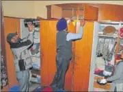  ?? PARDEEP PANDIT/HT ?? Forensic experts taking fingerprin­ts from the crime spot at the Lajpat Nagar locality in Jalandhar on Thursday.