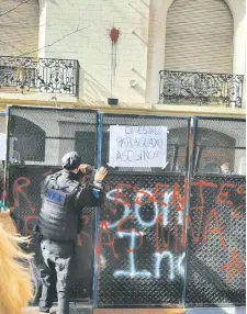  ??  ?? Hechos de vandalismo contra la sede de la Embajada en Bs. As.