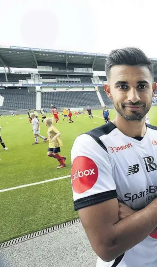  ??  ?? FORNØYD: Etzaz Hussain hadde sin første trening med Odd torsdag. Midtbane- spillereng­leder seg til fortsettel­sen og garanters spilletid i søndagens kamp mot Sandefjord.