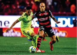  ??  ?? Santamaría y Nahuelpán disputan un balón ayer en el Estadio Caliente.