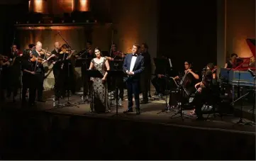  ??  ?? Hier soir, Philippe Jaroussky et Emöcke Barath ont inauguré le e festival devant la basilique Saint Michel.