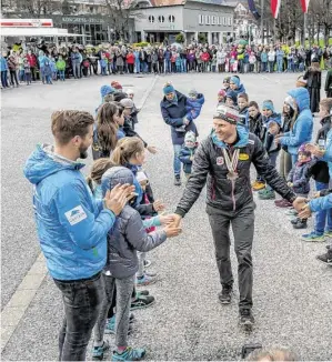  ??  ?? Bernhard Gruber lässt sich in seiner Heimatgeme­inde feiern.