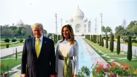 ??  ?? Trump y Melania frente al Taj Mahal, una fantasía musulmana en la India.