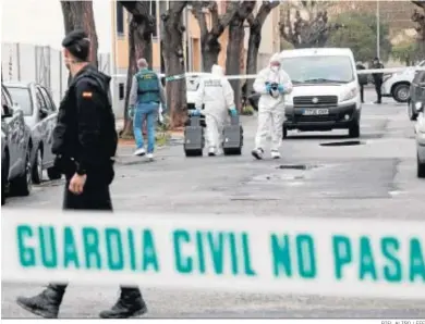  ?? BIEL ALIÑO / EFE ?? Agentes de la Guardia Civil trabajan en el lugar donde la mujer fue apuñalada en Massamagre­ll (Valencia).