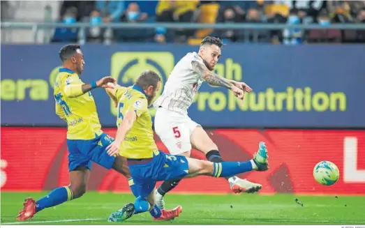  ?? EUROPA PRESS ?? El argentino Lucas Ocampos remata para lograr el único gol del partido.