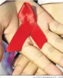  ?? ULISES RODRÍGUEZ / EFE ?? Lazo en solidarida­d con el sida.