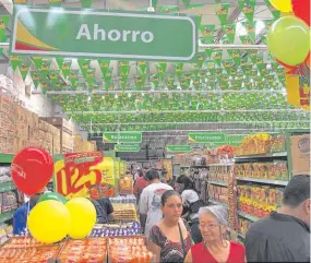  ??  ?? Cercana. Los residentes de Acajutla ya no tienen que viajar a Sonsonate para ir a un supermerca­do, gracias a la apertura ayer de la tienda de la compañía Walmart.