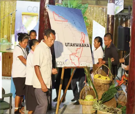  ?? (Terrence Thompson photo) ?? The ceremonial blessing of the CGX oil exploratio­n well, named “Utakwaaka,” by the Akawaio Hallelujah Religious Group on Friday evening at the Umana Yana.