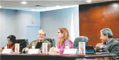  ?? GUSTAVO MENDOZA LEMUS ?? Miriam Hinojosa Dieck y el editor de la sección Cultura de MILENIO, Ariel González, acompañaro­n al autor.