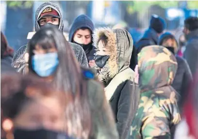  ?? RAMIRO PEREYRA ?? SIGNO DE ÉPOCA. Adolescent­es con barbijos, como también niños y niñas. Un símbolo de la permanenci­a de la pandemia.