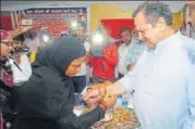  ?? HT PHOTO ?? Woman tying rakhi to senior RSS office bearer Indresh Kumar on the premises of Vishal Bharat Sansthan in Varanasi on Monday.