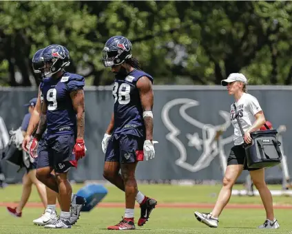  ?? Godofredo A. Vásquez / Staff photograph­er ?? Whether rookies like Brevin Jordan (9) or veterans like Jordan Akins (88), the work was “the way we want it done,” said David Culley.