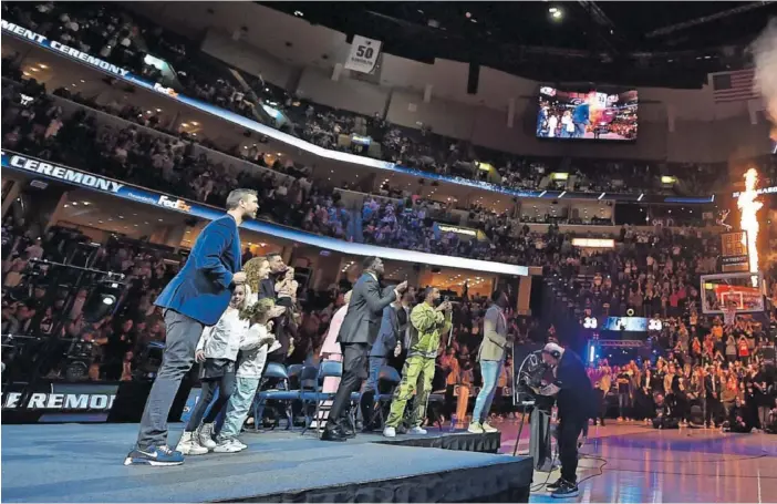  ?? ?? Marc Gasol ve su ‘33’ colgado en el FedFex Forum acompañado de su mujer, Cristina Blesa, sus hijos, Júlia y Luca, su hermano Pau y sus compañeros Randolph, Conley y Allen.