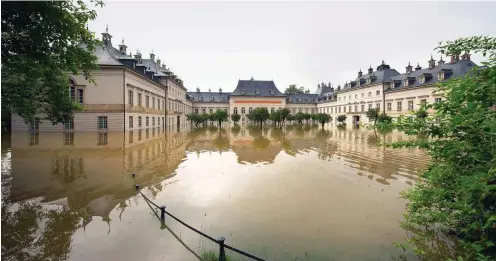  ?? Foto: dpa/Arno Burgi ?? Schloss und Park Pillnitz während des Jahrhunder­thochwasse­rs im Juli 2013