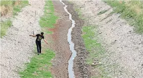  ??  ?? An almost dried up irrigation canal in Chachoengs­ao province, Thailand. — EPA