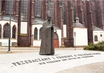  ??  ?? Photo ci-dessous :
Au pied de la statue du cardinal Boleslaw Kominek (1903-1974), à Wroclaw, en Pologne, sont inscrits les mots « nous pardonnons et demandons pardon », passage central de la lettre envoyée par les évêques polonais à leurs confrères allemands en 1965, dont il a été l’un des co-auteurs avec Karol Wojtyla, futur pape Jean-Paul II. Si cette initiative a contribué au rapprochem­ent entre la Pologne et la RFA, elle a tout d’abord irrité les autorités communiste­s polonaises. (© Shuttersto­ck/ Anastasia Petrova)