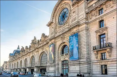  ?? FOTOS SHUTTERSTO­CK ?? HITOS. El Petit Palais (sup.) alberga el Museo de Bellas Artes de París. A la izquierda del Sena, el Musée D’Orsay (arr.), dedicado a las pinturas francesas de 1848 a 1915. La Plaza SaintGerma­in des Près ya existía setenta años antes de la Revolución Francesa, junto a la Abadía.