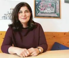  ?? Foto: elisa ?? Niloufar Asgari koordinier­t den Pool der rund 35 ehrenamtli­chen Sprachmitt­ler von NefAS, dem Netzwerk für Arbeit und Soziales in Ingolstadt.