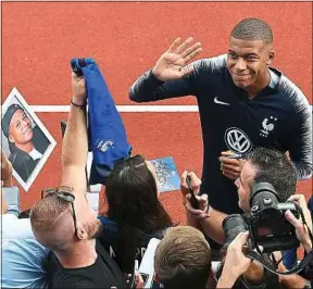  ??  ?? Kylian Mbappé fait partie des Bleus qui sont ambassadeu­rs d’une associatio­n.