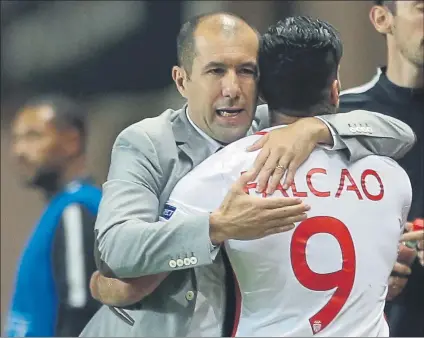  ?? FOTO: AP ?? Leonardo Jardim, se abraza a Falcao tras sustituirl­e El delantero colombiano rozó el ‘hat trick’ y fue felicitado por el técnico del Mónaco