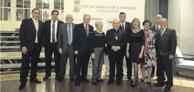  ?? CHUS MARCHADOR ?? El premiado, ayer, con los responsabl­es del Centro Soriano, en el Gran Hotel de Zaragoza.