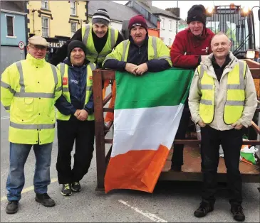  ?? Photo by John Reidy ?? Before breakfast on a Sunday morning.... and this patriotic crew had three quarters the town decorated with bunting for last year’s St. Patrick’s Day Parade. Included are from left: Pat Hartnett, Brian O’Sullivan, Peter Browne, Charlie Farrelly, Ted...