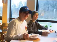  ?? ?? Joline Andersson och William Lundberg tycker det är bra att skolan serverar grötfrukos­t.